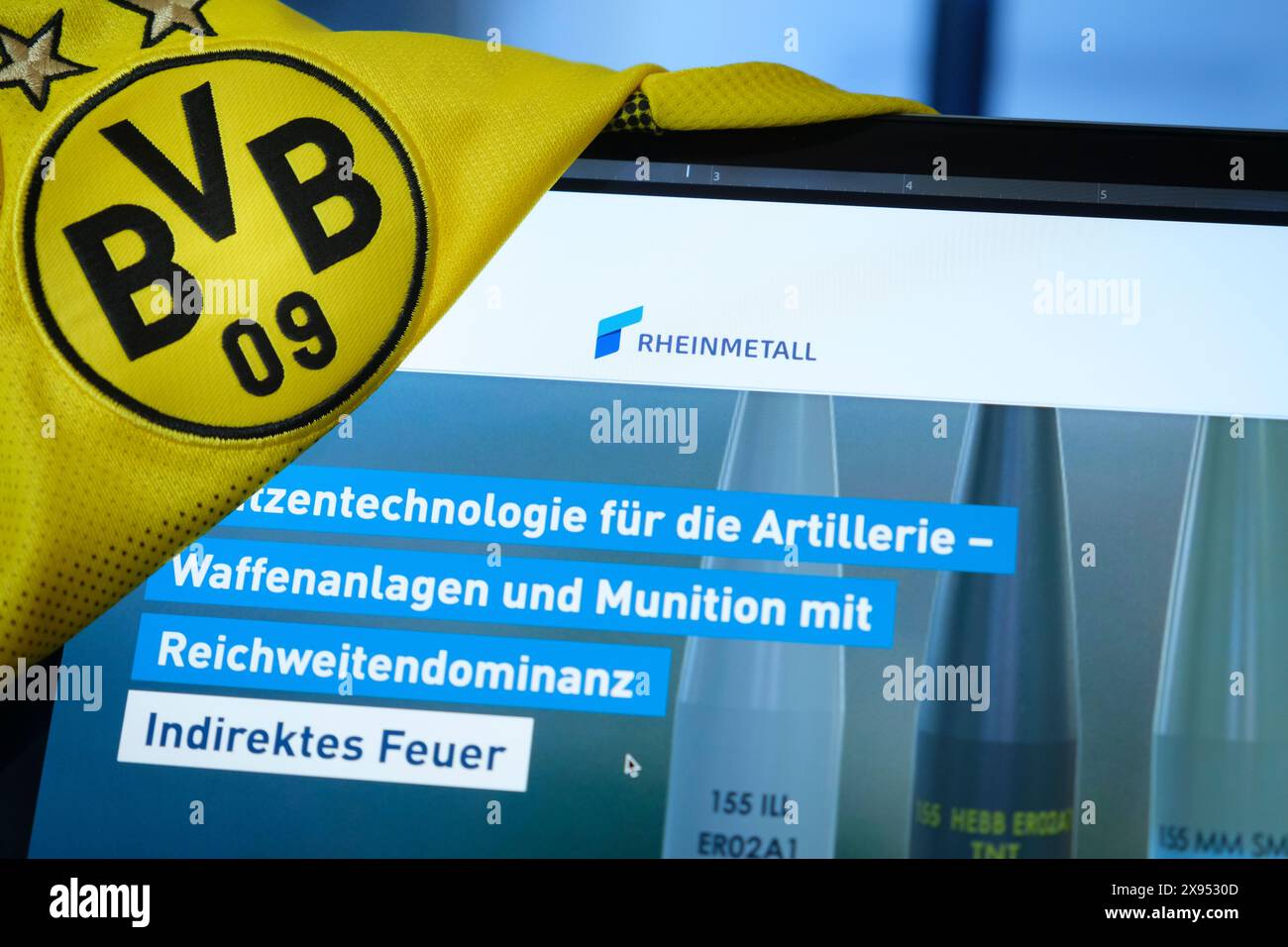 Symbolisches Foto das Rüstungsunternehmen Rheinmetall wird neuer Sponsor des BVB Borussia Dortmund. Stockfoto
