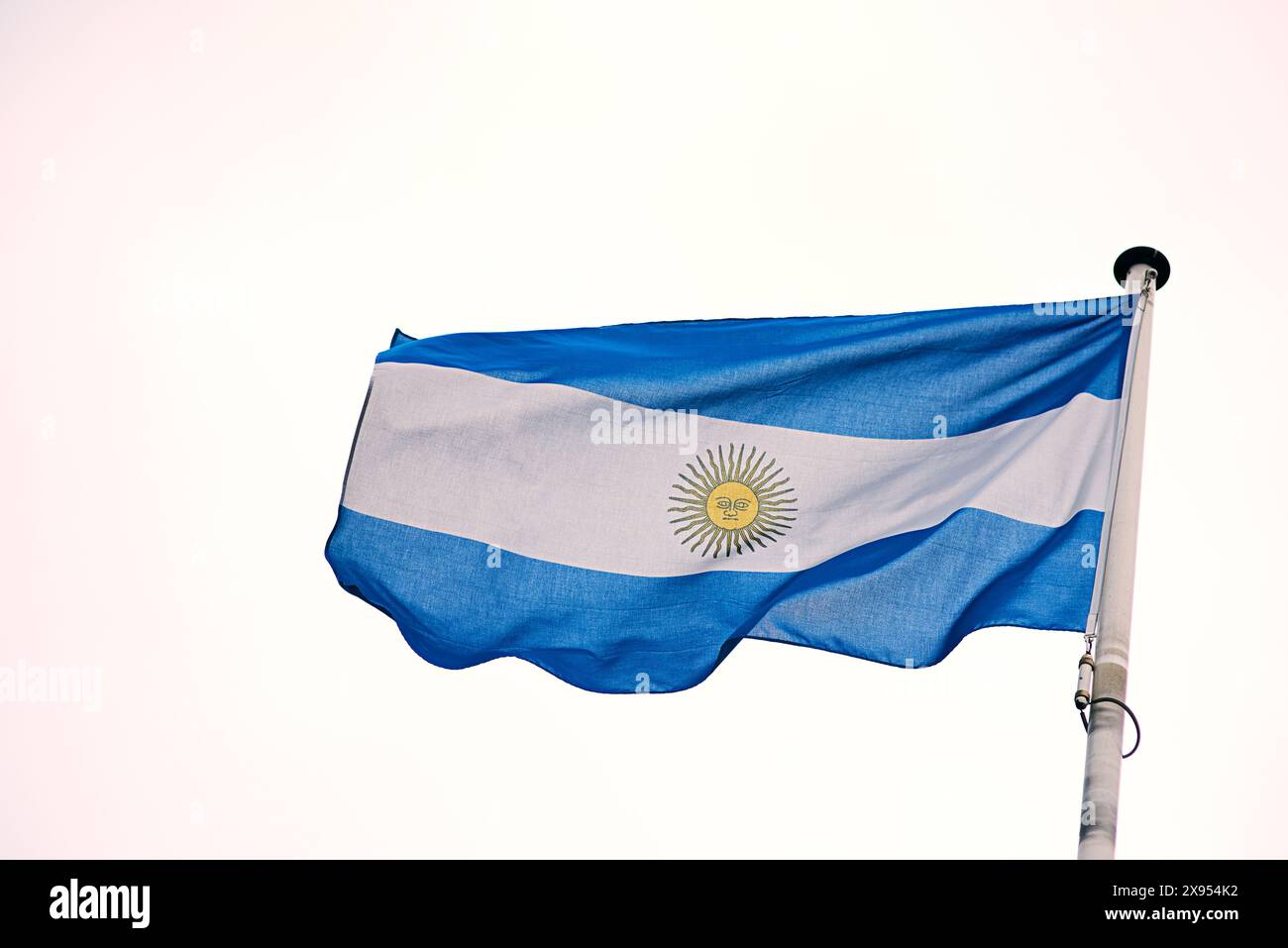 Wind, Himmel und Flagge Argentiniens auf dem Pol für Regierung, Land oder nationales Identitätsbanner. Material, Farbe und Zustand-Gewebe mit Welle für Stockfoto