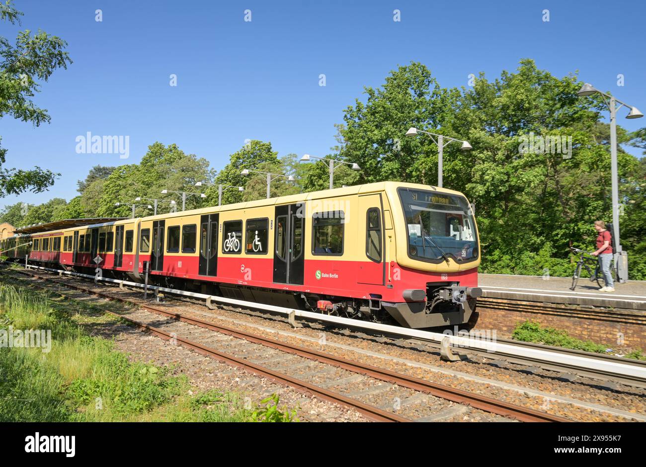 S-Bahn, S-Bahnhof Schlachtensee, Zehlendorf, Bezirk Steglitz-Zehlendorf, Berlin, Deutschland, S-Bahn, S-Bahnhof Schlachtensee, Zehlendorf, Bezirk S Stockfoto