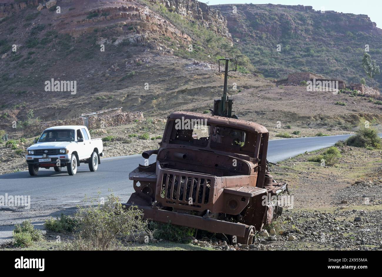 ÄTHIOPIEN, Tigray, Straße nach Mekelle, Tigray Krieg 2020-2022 zwischen Truppen, die mit der äthiopischen Regierung und Eritrea verbündet sind, und der Tigray Volksbefreiungsfront TPLF, zerstörte den russischen ArmeelKW Ural - 4320 mit Maschinengewehr eritreischer Truppen Stockfoto