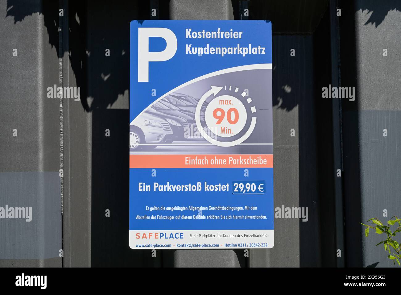 Kostenloser Kundenparkplatz mit maximaler Parkzeit, Berlin, Deutschland, Kostenfreier Kundenparkplatz mit Höchstparkdauer, Berlin, Deutschland Stockfoto