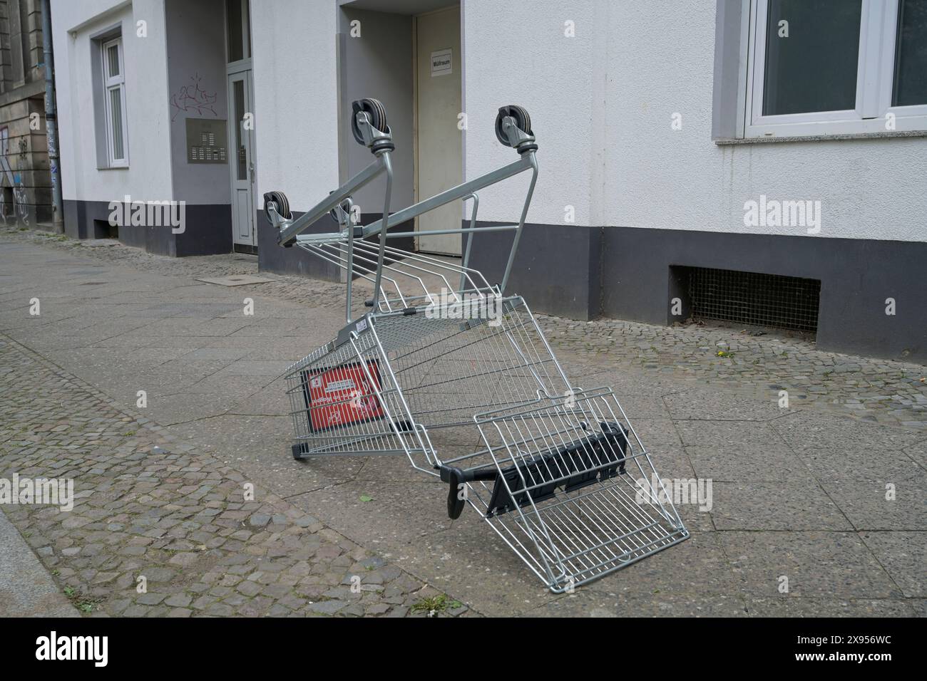 Einkaufswagen, Bürgersteig, Waldenserstraße, Moabit, Mitte, Berlin, Deutschland, Einkaufswagen, Gehweg, Waldenserstraße, Moabit, Mitte, Berlin, Deutschland Stockfoto