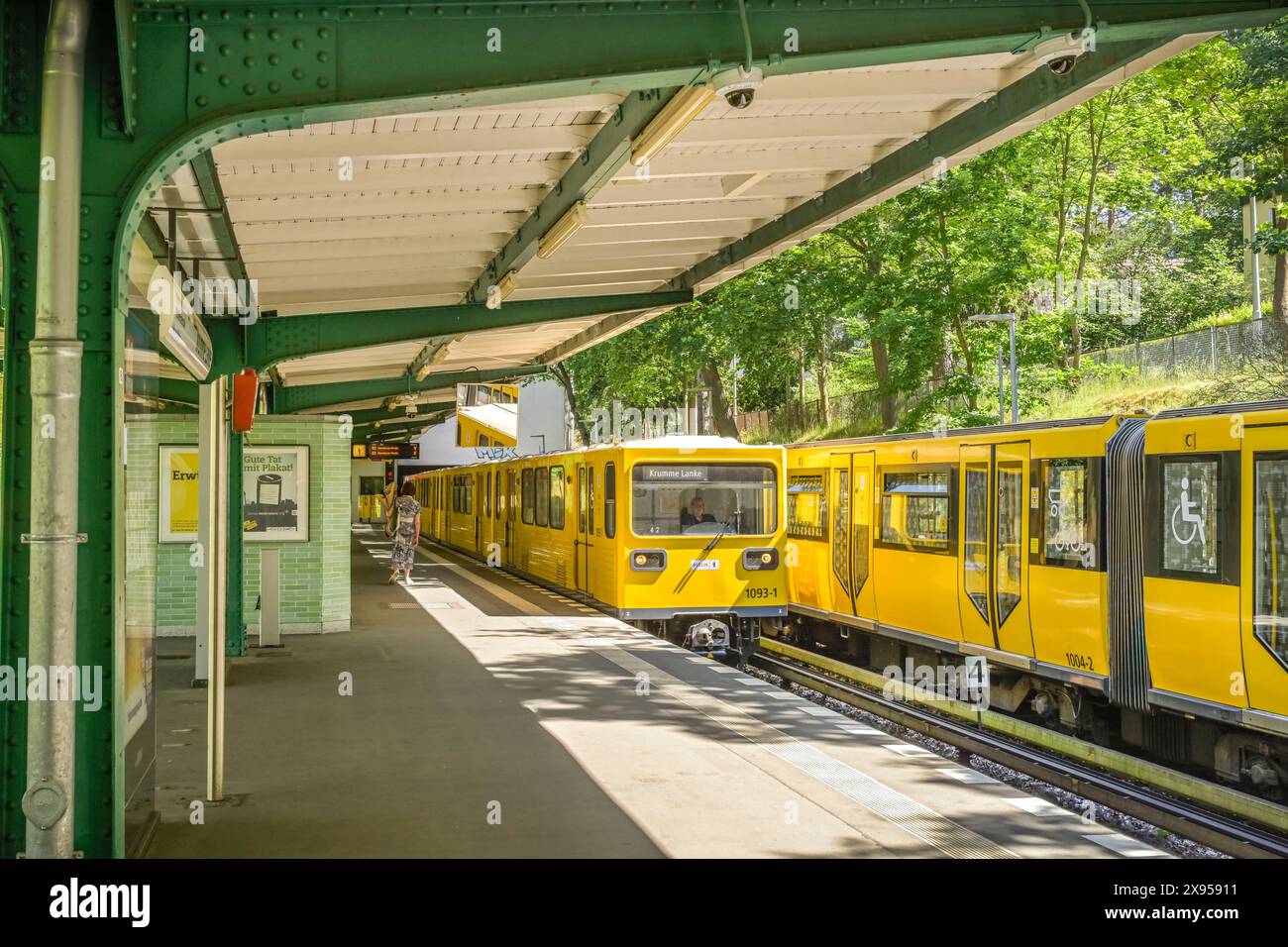 U-Bahn-Station Krumme Lanke, Zehlendorf, Bezirk Steglitz-Zehlendorf, Berlin, Deutschland, U-Bahnhof Krumme Lanke, Zehlendorf, Bezirk Steglitz-Zehlendorf Stockfoto