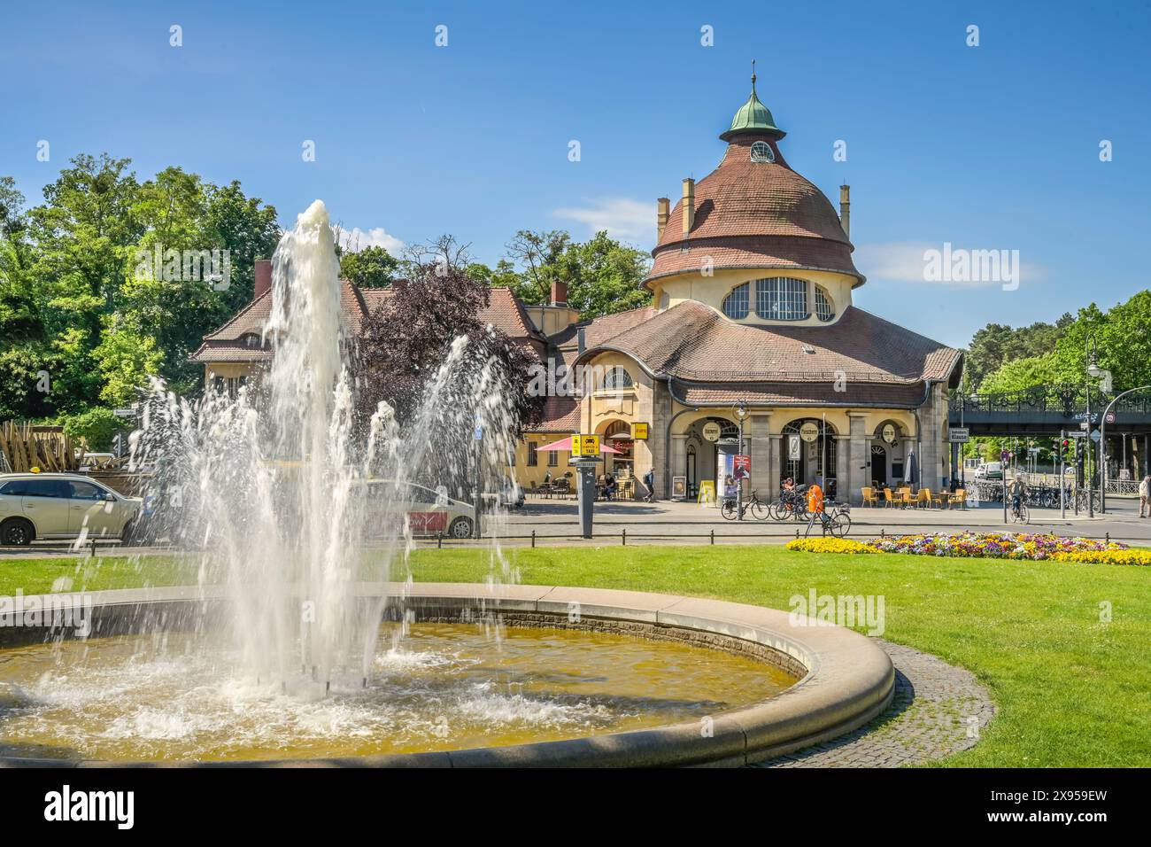 S-Bahnhof, Brunnen, Mexikoplatz, Zehlendorf, Berlin, Deutschland, S-Bahnhof, Springbrunnen, Mexikoplatz, Zehlendorf, Berlin, Deutschland Stockfoto