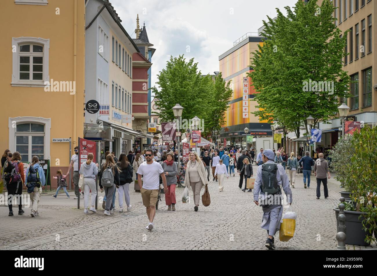 Menschen, Straßenszene, Fußgängerzone, Hauptstraße, Offenburg, Baden-Württemberg, Deutschland, Menschen, Straßenszene, Fußgängerzone, Hauptstraße, Offenbu Stockfoto