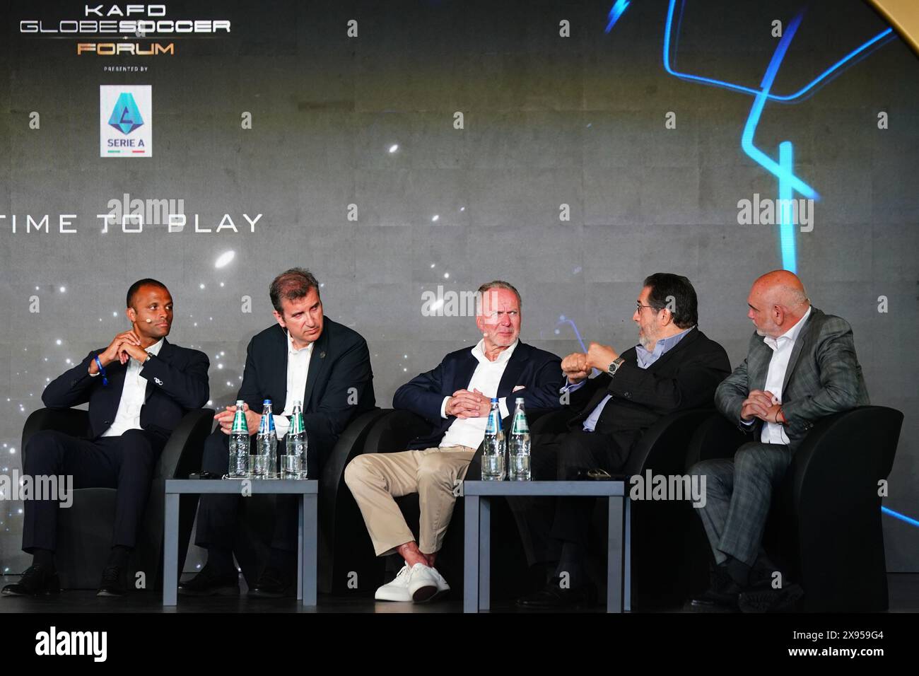 Costa Smeralda, Italien. Mai 2024. Ferran Soriano, Mikel Arteta, Maheta Molango, Karl-Heinz Rumenigge, Giovanni Brachini und Bruno Satin während des Kafd Globe Soccer Forum Europe Edition - Cala di Volpe, Costa Smeralda, Sardinien. Italien - Dienstag, 28. Mai 2024. Sport - Fußball . (Foto: Spada/LaPresse) Credit: LaPresse/Alamy Live News Stockfoto