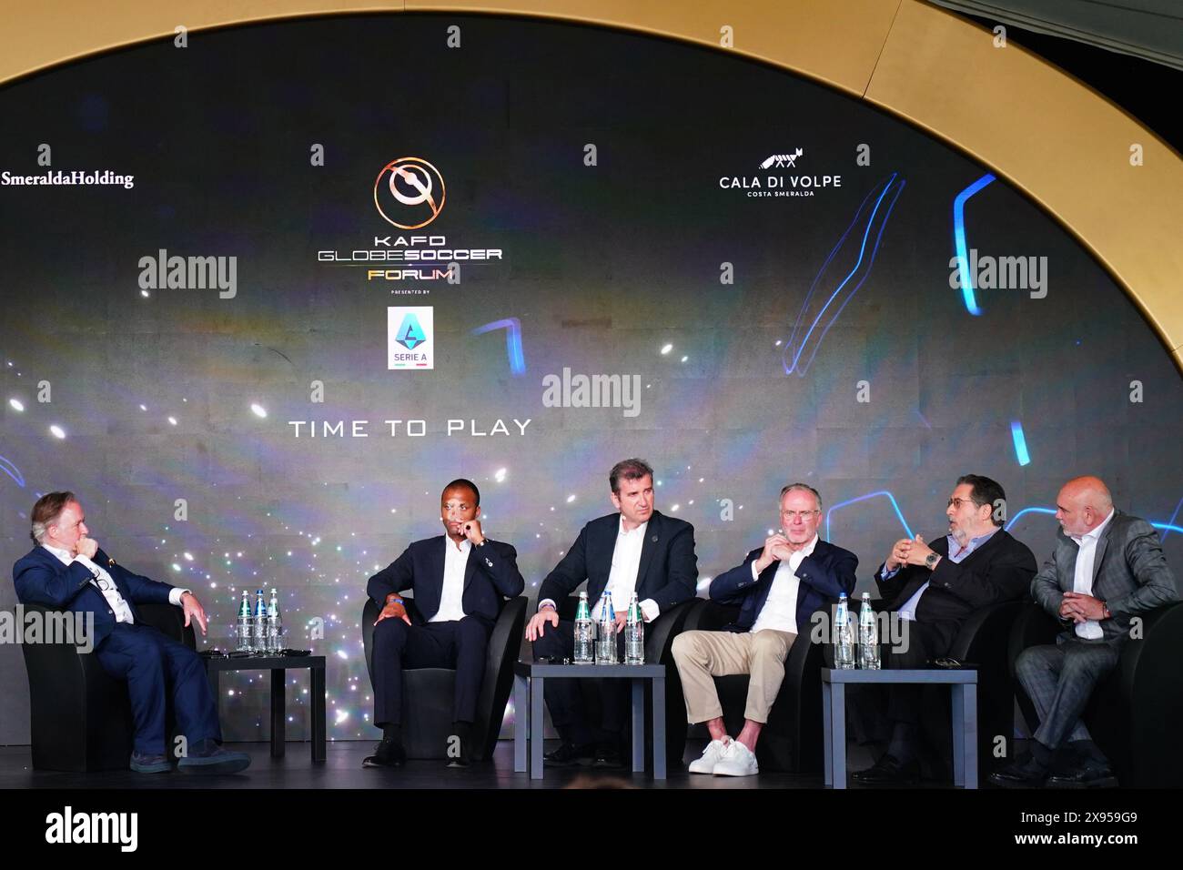 Costa Smeralda, Italien. Mai 2024. Paul Rossi, Ferran Soriano, Mikel Arteta, Maheta Molango, Karl-Heinz Rumenigge, Giovanni Brachini und Bruno Satin während des Kafd Globe Soccer Forum Europe Edition - Cala di Volpe, Costa Smeralda, Sardinien. Italien - Dienstag, 28. Mai 2024. Sport - Fußball . (Foto: Spada/LaPresse) Credit: LaPresse/Alamy Live News Stockfoto