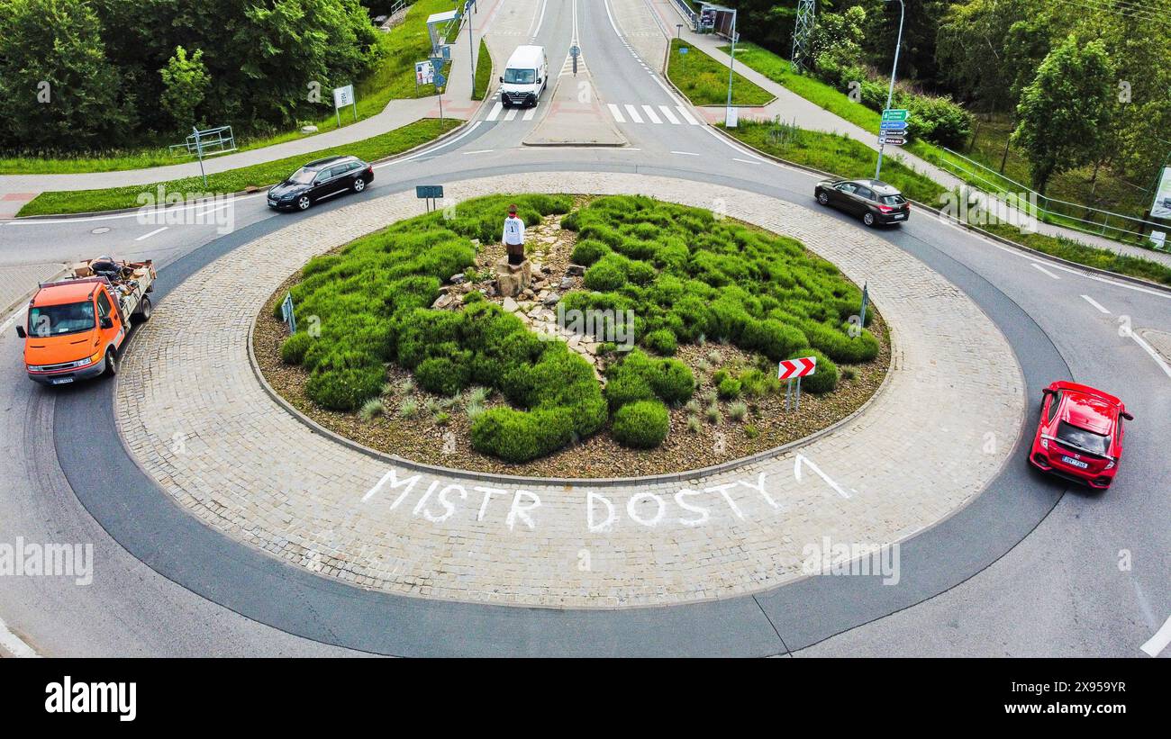 Bedrichovice, Tschechische Republik. Mai 2024. Die Statue von Napoleon Bonaparte am Kreisverkehr am Eingang des Dorfes Bedrichovice, Tschechien, wurde von Einheimischen in das tschechische Nationaleishockeytrikot gekleidet, das am 29. Mai 2024 abgebildet wurde. Der Nationaltorhüter Lukas Dostal, der bei der diesjährigen IIHF-Weltmeisterschaft 2024 mit der tschechischen Mannschaft Goldmedaillen gewann, kommt aus Bedrichovice, Region Brünn. Quelle: Patrik Uhlir/CTK Photo/Alamy Live News Stockfoto