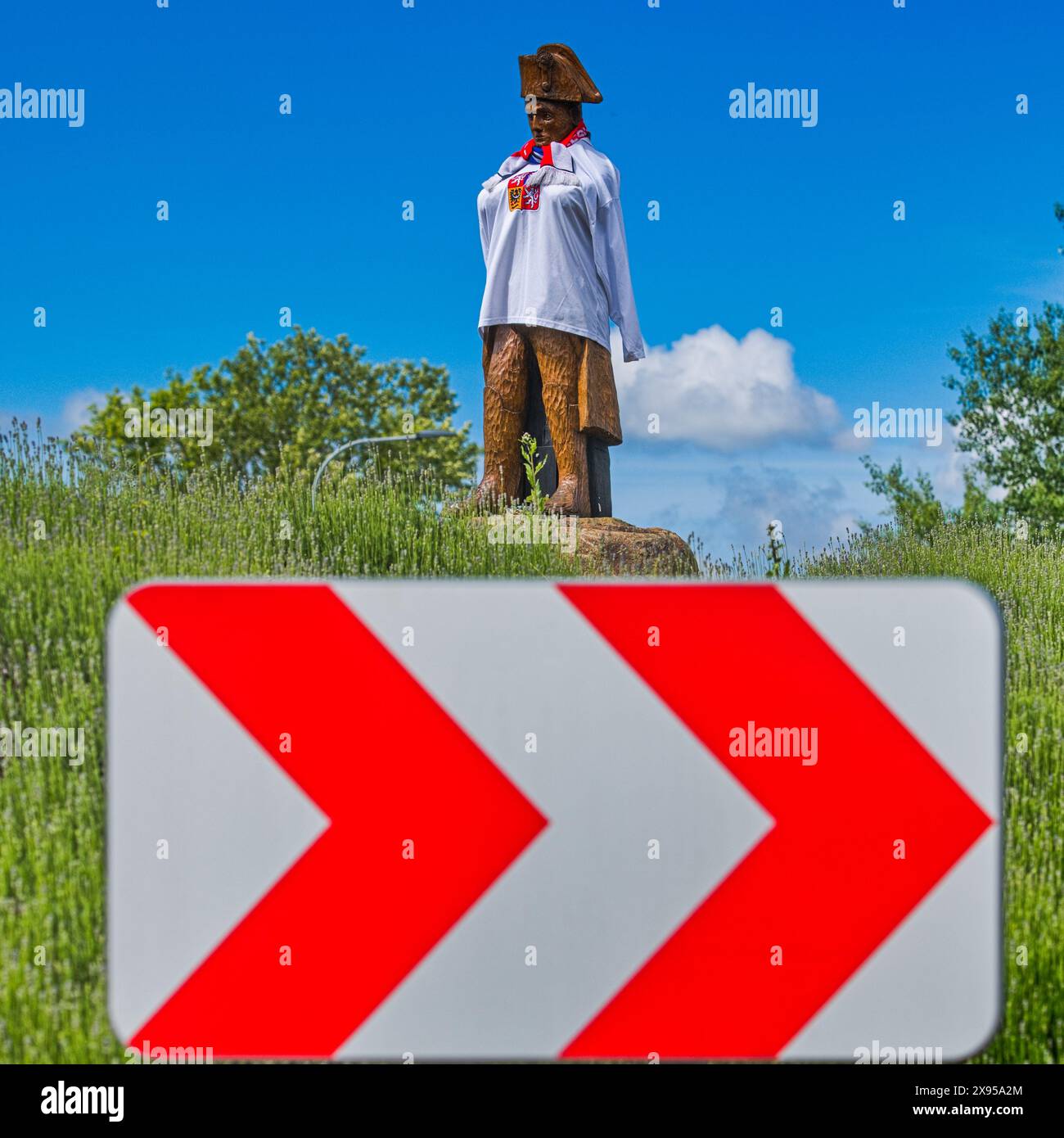 Bedrichovice, Tschechische Republik. Mai 2024. Die Statue von Napoleon Bonaparte am Kreisverkehr am Eingang des Dorfes Bedrichovice, Tschechien, wurde von Einheimischen in das tschechische Nationaleishockeytrikot gekleidet, das am 29. Mai 2024 abgebildet wurde. Der Nationaltorhüter Lukas Dostal, der bei der diesjährigen IIHF-Weltmeisterschaft 2024 mit der tschechischen Mannschaft Goldmedaillen gewann, kommt aus Bedrichovice, Region Brünn. Quelle: Patrik Uhlir/CTK Photo/Alamy Live News Stockfoto