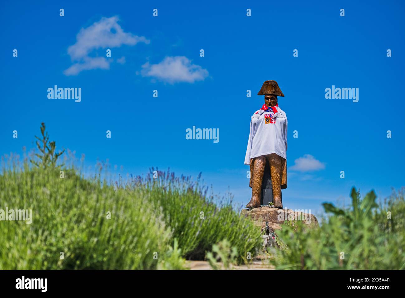 Bedrichovice, Tschechische Republik. Mai 2024. Die Statue von Napoleon Bonaparte am Kreisverkehr am Eingang des Dorfes Bedrichovice, Tschechien, wurde von Einheimischen in das tschechische Nationaleishockeytrikot gekleidet, das am 29. Mai 2024 abgebildet wurde. Der Nationaltorhüter Lukas Dostal, der bei der diesjährigen IIHF-Weltmeisterschaft 2024 mit der tschechischen Mannschaft Goldmedaillen gewann, kommt aus Bedrichovice, Region Brünn. Quelle: Patrik Uhlir/CTK Photo/Alamy Live News Stockfoto