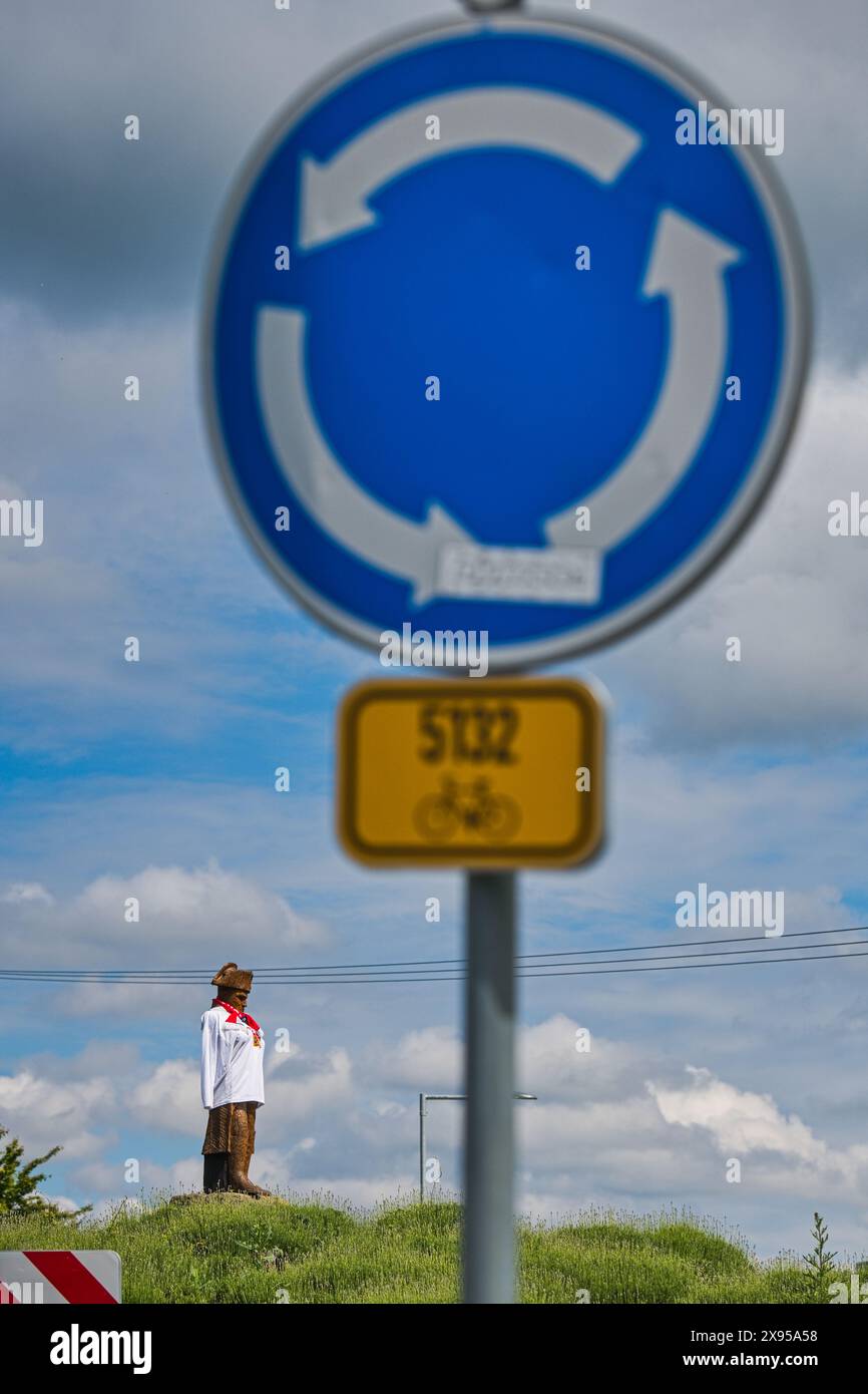 Bedrichovice, Tschechische Republik. Mai 2024. Die Statue von Napoleon Bonaparte am Kreisverkehr am Eingang des Dorfes Bedrichovice, Tschechien, wurde von Einheimischen in das tschechische Nationaleishockeytrikot gekleidet, das am 29. Mai 2024 abgebildet wurde. Der Nationaltorhüter Lukas Dostal, der bei der diesjährigen IIHF-Weltmeisterschaft 2024 mit der tschechischen Mannschaft Goldmedaillen gewann, kommt aus Bedrichovice, Region Brünn. Quelle: Patrik Uhlir/CTK Photo/Alamy Live News Stockfoto