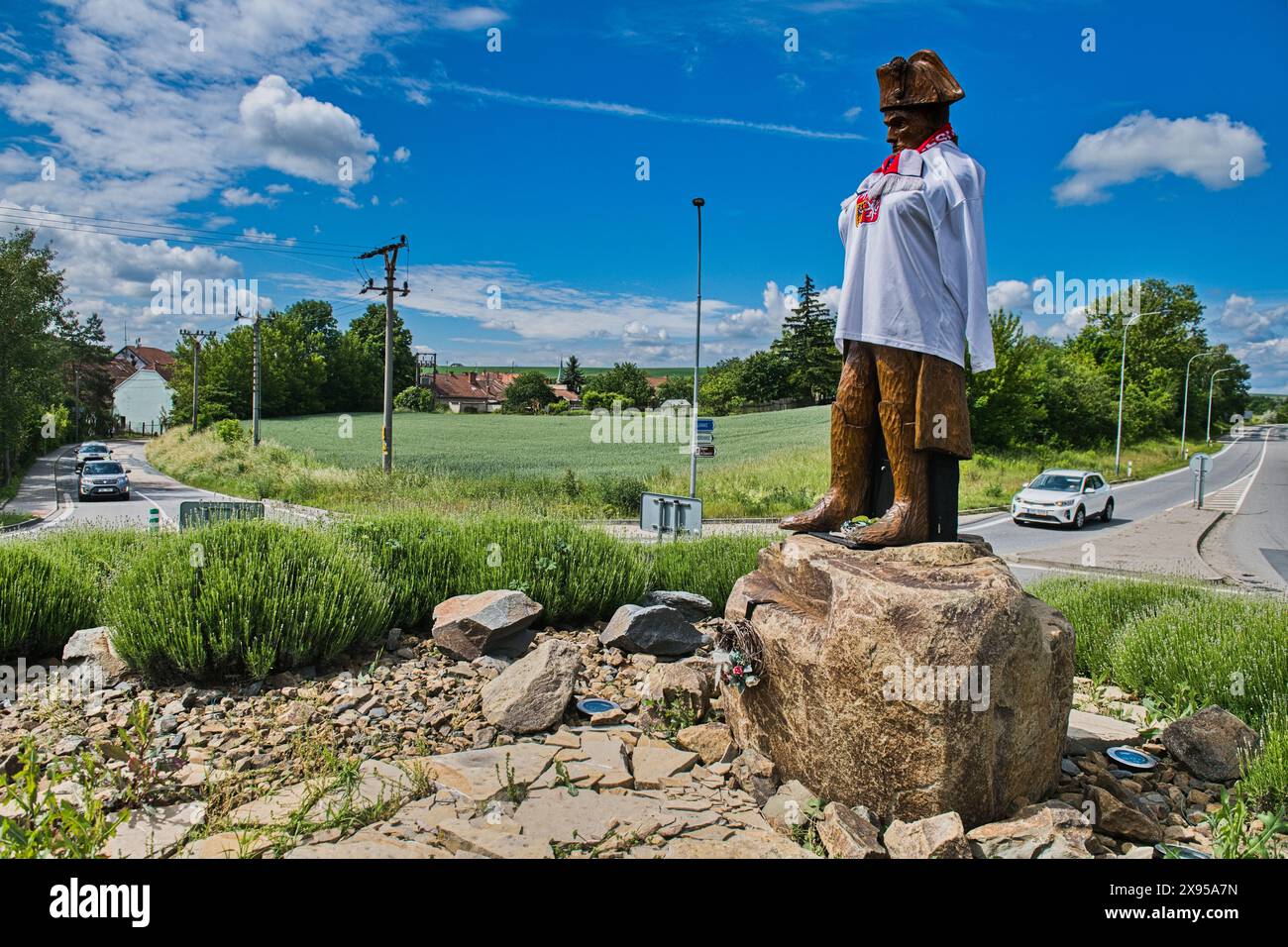 Bedrichovice, Tschechische Republik. Mai 2024. Die Statue von Napoleon Bonaparte am Kreisverkehr am Eingang des Dorfes Bedrichovice, Tschechien, wurde von Einheimischen in das tschechische Nationaleishockeytrikot gekleidet, das am 29. Mai 2024 abgebildet wurde. Der Nationaltorhüter Lukas Dostal, der bei der diesjährigen IIHF-Weltmeisterschaft 2024 mit der tschechischen Mannschaft Goldmedaillen gewann, kommt aus Bedrichovice, Region Brünn. Quelle: Patrik Uhlir/CTK Photo/Alamy Live News Stockfoto