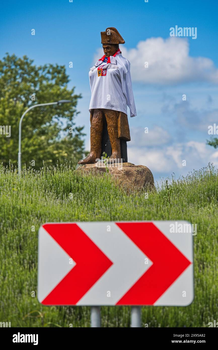 Bedrichovice, Tschechische Republik. Mai 2024. Die Statue von Napoleon Bonaparte am Kreisverkehr am Eingang des Dorfes Bedrichovice, Tschechien, wurde von Einheimischen in das tschechische Nationaleishockeytrikot gekleidet, das am 29. Mai 2024 abgebildet wurde. Der Nationaltorhüter Lukas Dostal, der bei der diesjährigen IIHF-Weltmeisterschaft 2024 mit der tschechischen Mannschaft Goldmedaillen gewann, kommt aus Bedrichovice, Region Brünn. Quelle: Patrik Uhlir/CTK Photo/Alamy Live News Stockfoto