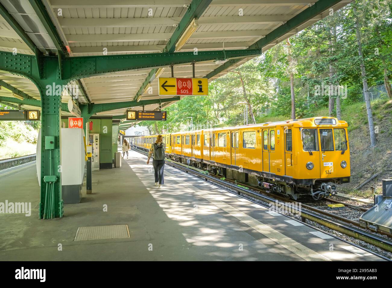 U-Bahn-Station Krumme Lanke, Zehlendorf, Bezirk Steglitz-Zehlendorf, Berlin, Deutschland, U-Bahnhof Krumme Lanke, Zehlendorf, Bezirk Steglitz-Zehlendorf Stockfoto