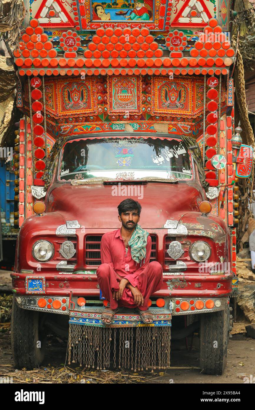 Wunderschöner Truck und sein Fahrer Stockfoto