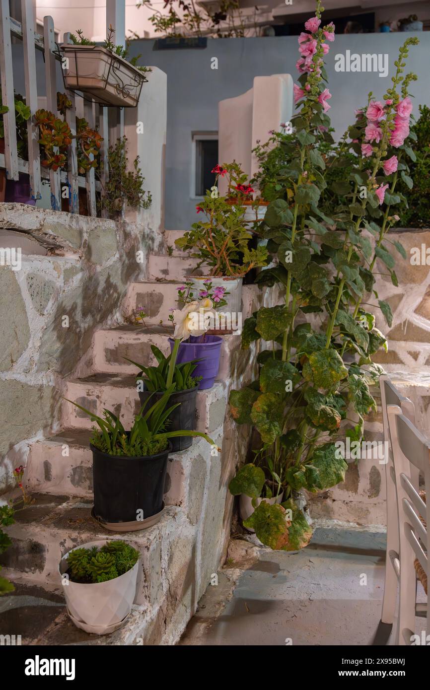 Treppe zu einem Hof in einem traditionellen Haus in Milos, Griechenland Stockfoto