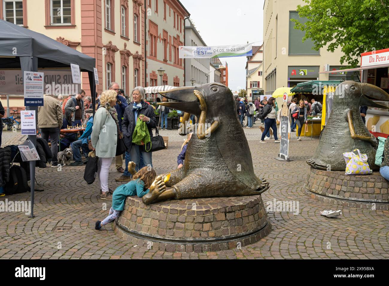 Skulptur Vogelwesen, Fußgängerzone, Main Street, Offenburg, Baden-Württemberg, Deutschland, Skulptur Vogelwesen, Fußgängerzone, Hauptstraße, Offenb Stockfoto