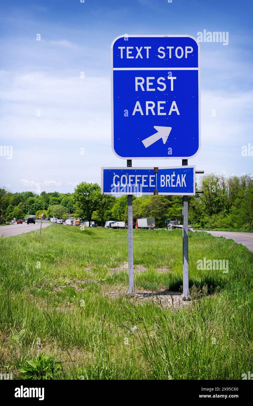 Ein Textplatz für die Erholung und Kaffeepause an der Interstate I84 in Stormville, Duchess County, New York. Stockfoto