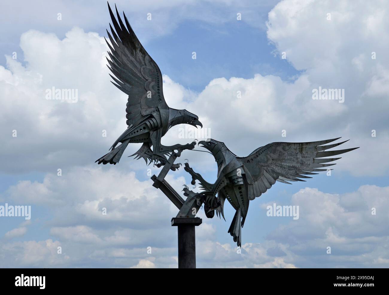 Eine Skulptur von zwei Bussarden von Walenty Pytel in Rosebank Gardens, Great Malvern, zum Gedenken an das Diamantenjubiläum der Königin im Jahr 2012 Stockfoto