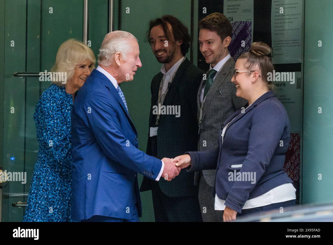 Royal Academy of Dramatic Art (RADA), London, Großbritannien. Mai 2024. Seine Majestät, König Karl III., Schirmherr der Royal Academy of Dramatic Art (RADA), und Königin Camilla besuchen die Akademie, um das 120-jährige Bestehen der Schule zu feiern. Ihre Majesties trafen Schüler und Alumni, die über ihre Erfahrungen bei RADA, die aktuellen Produktionen der Schule, das Bühnendesign und den Bauprozess sprachen. Quelle: Amanda Rose/Alamy Live News Stockfoto