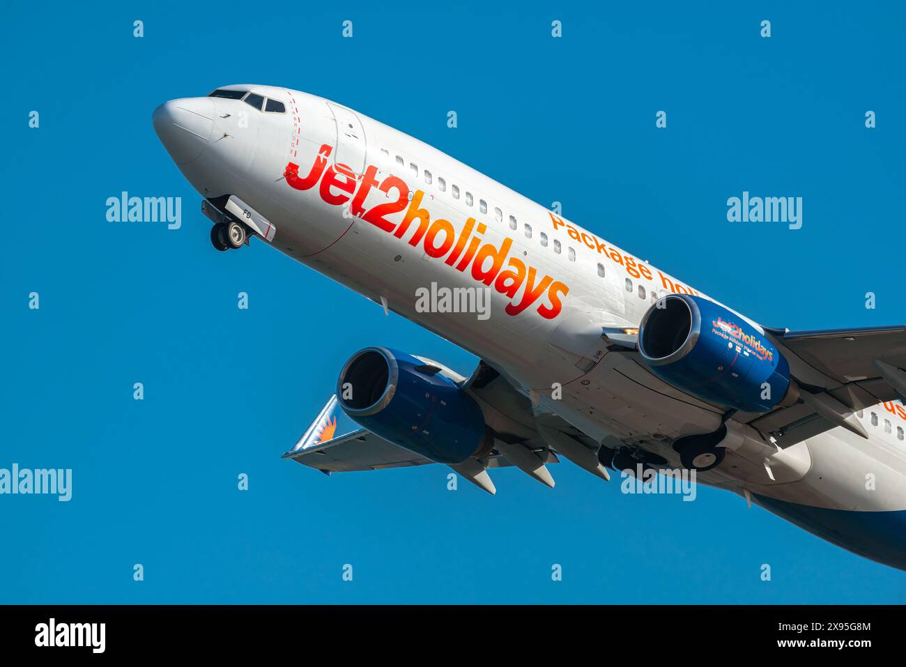 Larnaca, Zypern - 17. April 2023: Jet2Holidays-Geschäftsflugzeug startet gegen blauen Himmel Stockfoto