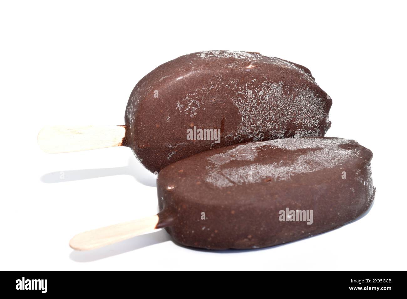 Nahaufnahme von zwei mit Schokolade überzogenen Eiscremes. Eis bedeckt mit Frost. Stockfoto