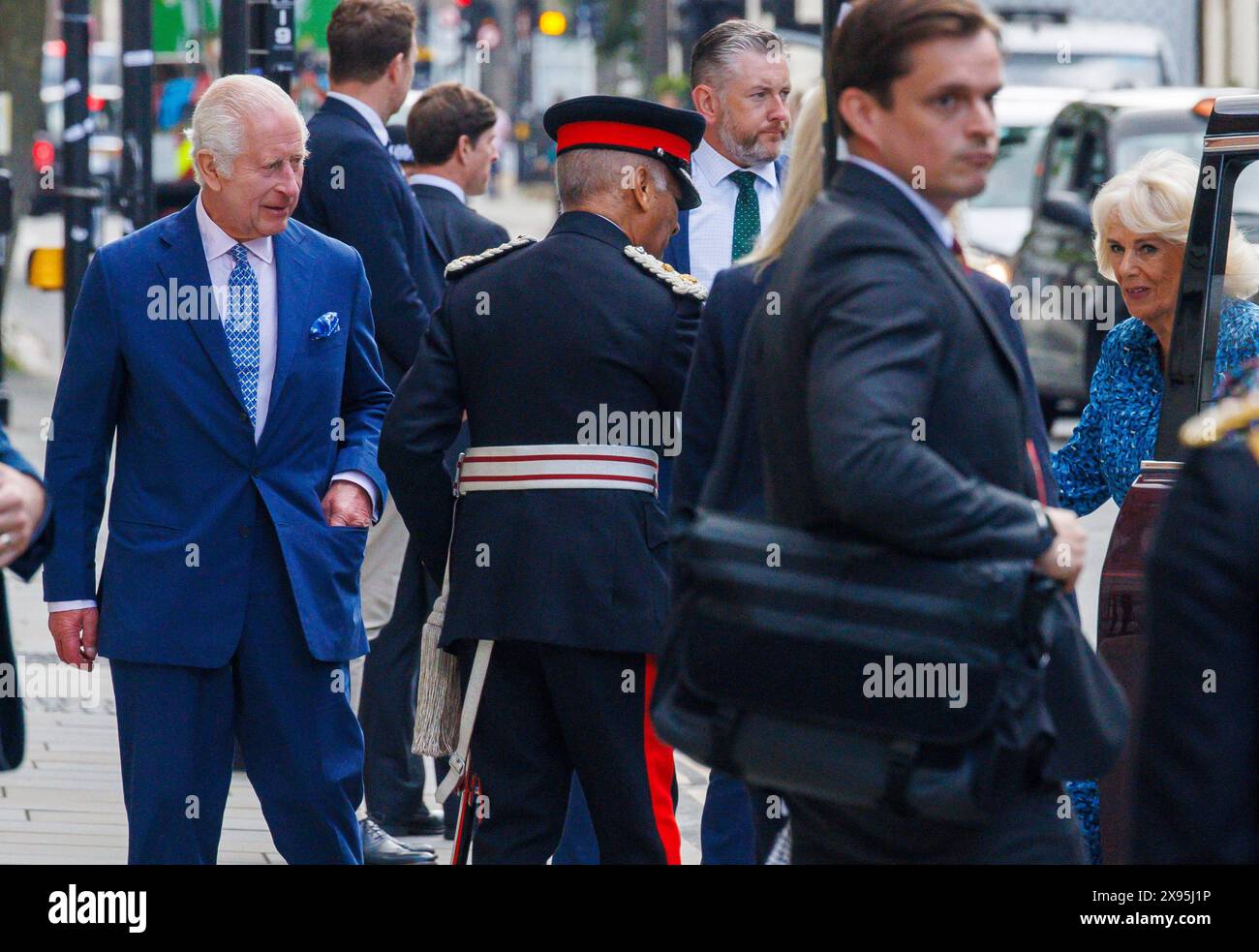 London, Großbritannien 29. Mai 2024 seine Majestät der König, Schirmherr der Royal Academy of Dramatic Art (RADA) und Ihre Majestät die Königin, werden die Akademie besuchen, um das 120-jährige Bestehen der Schule zu feiern und Mitarbeiter, Studenten und Alumni zu treffen. Der König und die Königin treffen Schüler, um mehr über eine der aktuellen Produktionen der Schule zu erfahren, und sehen einen Auszug aus einem Theaterstück, das von Schauspielern des dritten Jahres im Gielgud Theater gespielt wurde. Ihre Majesties besuchen dann das Scenic Art Studio, wo sie technische Theaterschüler treffen und mehr über den Bühnenentwurf und -Bau erfahren. Stockfoto