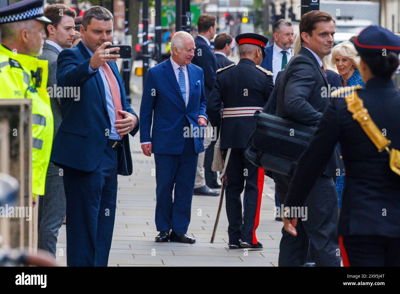 London, Großbritannien 29. Mai 2024 seine Majestät der König, Schirmherr der Royal Academy of Dramatic Art (RADA) und Ihre Majestät die Königin, werden die Akademie besuchen, um das 120-jährige Bestehen der Schule zu feiern und Mitarbeiter, Studenten und Alumni zu treffen. Der König und die Königin treffen Schüler, um mehr über eine der aktuellen Produktionen der Schule zu erfahren, und sehen einen Auszug aus einem Theaterstück, das von Schauspielern des dritten Jahres im Gielgud Theater gespielt wurde. Ihre Majesties besuchen dann das Scenic Art Studio, wo sie technische Theaterschüler treffen und mehr über den Bühnenentwurf und -Bau erfahren. Stockfoto