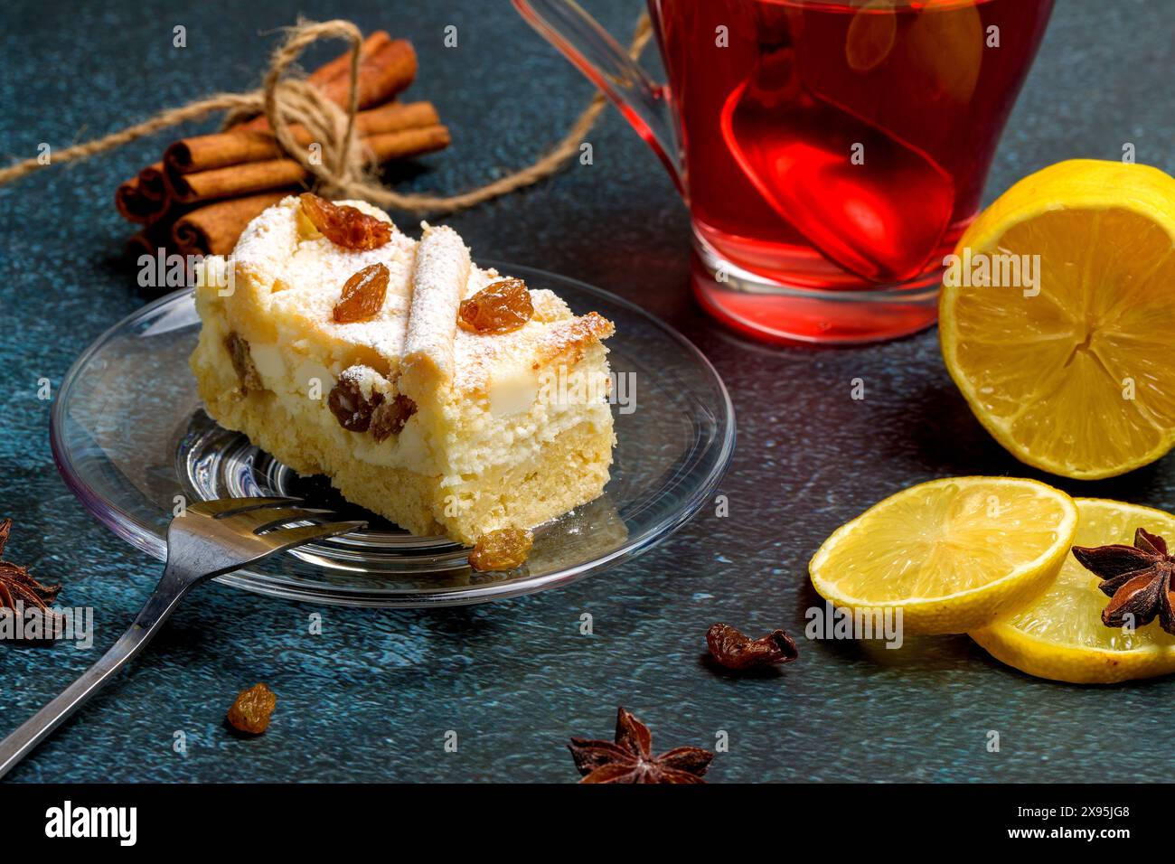 Hausgemachter Käsekuchen mit Rosinen. Käsekuchen mit Rosinen und Zitronenscheiben und Tee Stockfoto