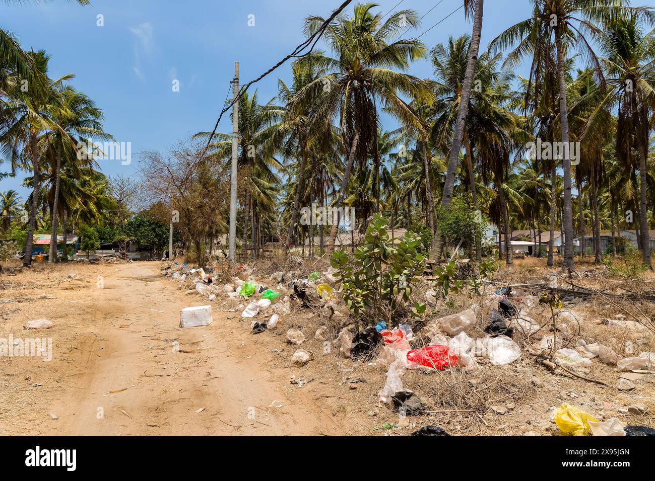 Riesige Mengen an Plastik und weggeworfenen Müll in einer Seitenstraße von Gili Trawangan, Indonesien Stockfoto