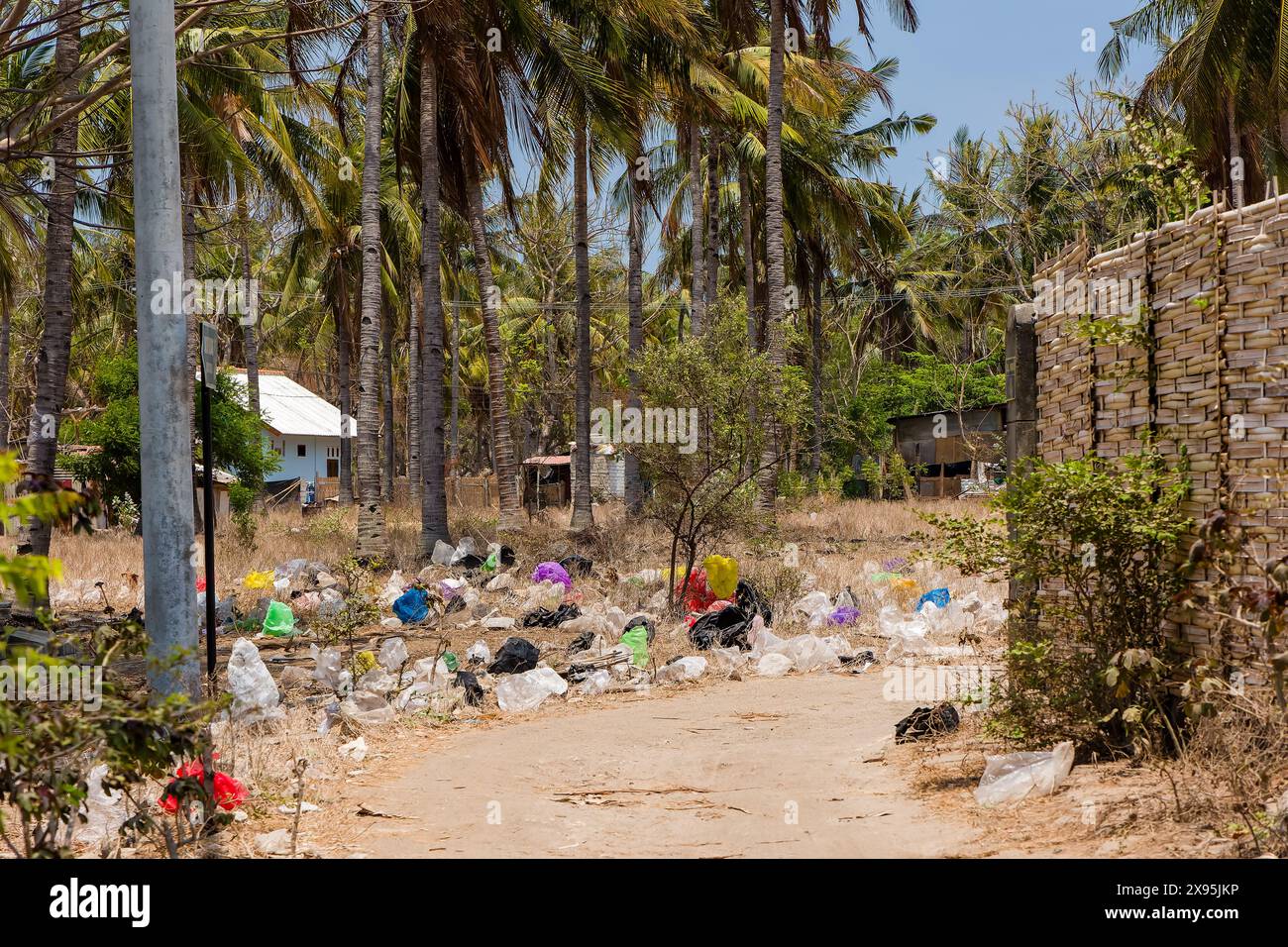 Riesige Mengen an Plastik und weggeworfenen Müll in einer Seitenstraße von Gili Trawangan, Indonesien Stockfoto