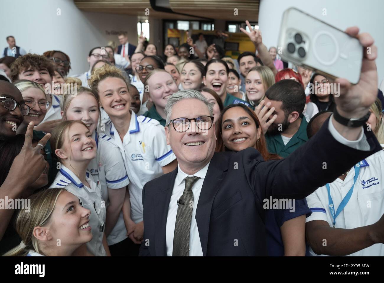 Der Vorsitzende der Labour Party, Sir Keir Starmer, macht ein Selfie mit Schwestern und Medizinstudenten nach einer Q&A-Sitzung während eines Besuchs der drei Bezirke Medical School in Worcester, während er sich auf dem Wahlkampfpfad der allgemeinen Wahl befindet. Bilddatum: Mittwoch, 29. Mai 2024. Stockfoto