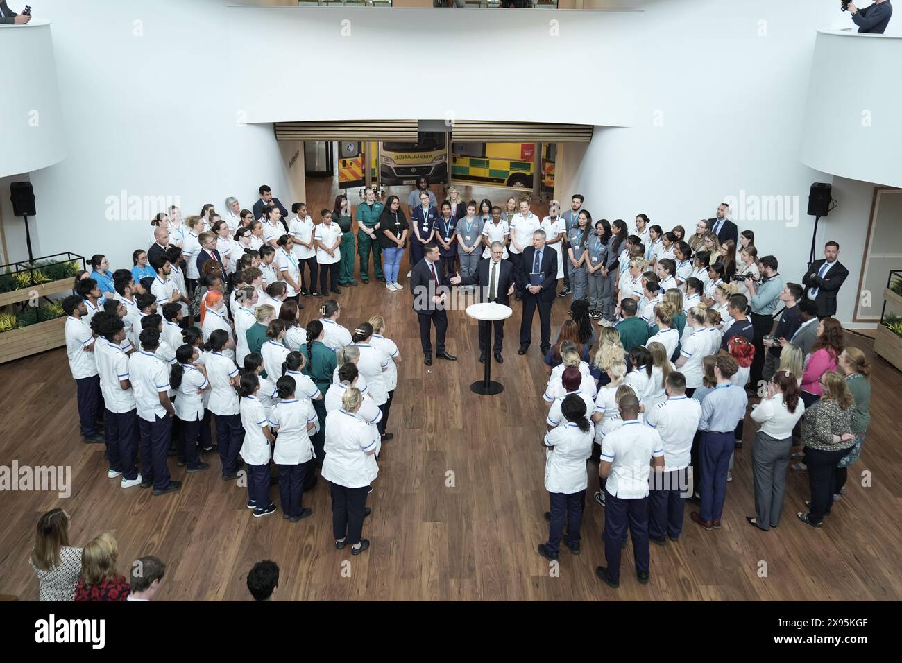 Der Vorsitzende der Labour Party, Sir Keir Starmer, und der Schattengesundheitssekretär Wes Streeting, sprechen während eines Besuchs an der drei Counties Medical School in Worcester mit Schülerinnen und Schülern von Krankenschwestern und Medizinstudierenden für eine Q&A-Sitzung. Bilddatum: Mittwoch, 29. Mai 2024. Stockfoto