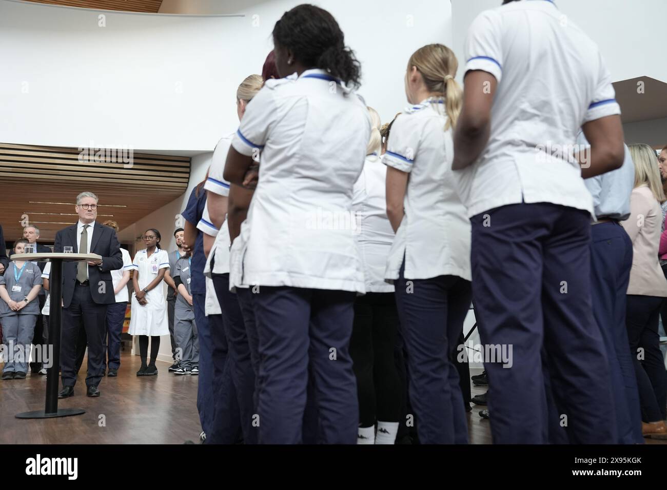 Der Parteichef der Labour Party, Sir Keir Starmer, spricht während eines Besuchs an der drei Counties Medical School in Worcester mit Schülerinnen und Schülern von Krankenschwestern und Praktikanten für eine Q&A-Sitzung. Bilddatum: Mittwoch, 29. Mai 2024. Stockfoto