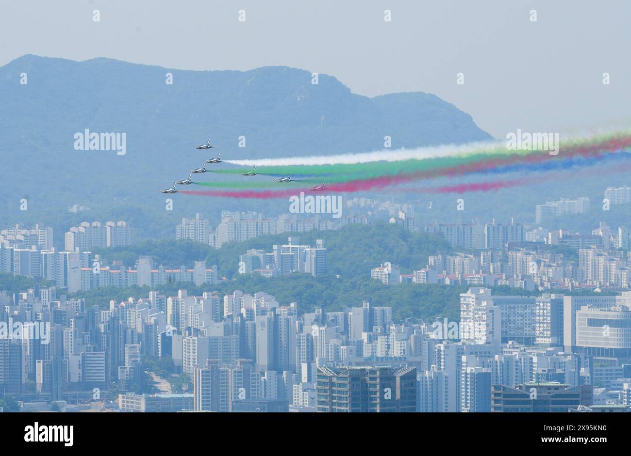 Seoul, Südkorea. Mai 2024. Die Black Eagles, das Kunstflugteam von T-50B-Jets der südkoreanischen Luftwaffe, fliegen während einer Begrüßungszeremonie für den Präsidenten der Vereinigten Arabischen Emirate Scheich Mohammed bin Zayed Al Nahyan im Präsidentenbüro in Seoul über Seoul. Quelle: SOPA Images Limited/Alamy Live News Stockfoto