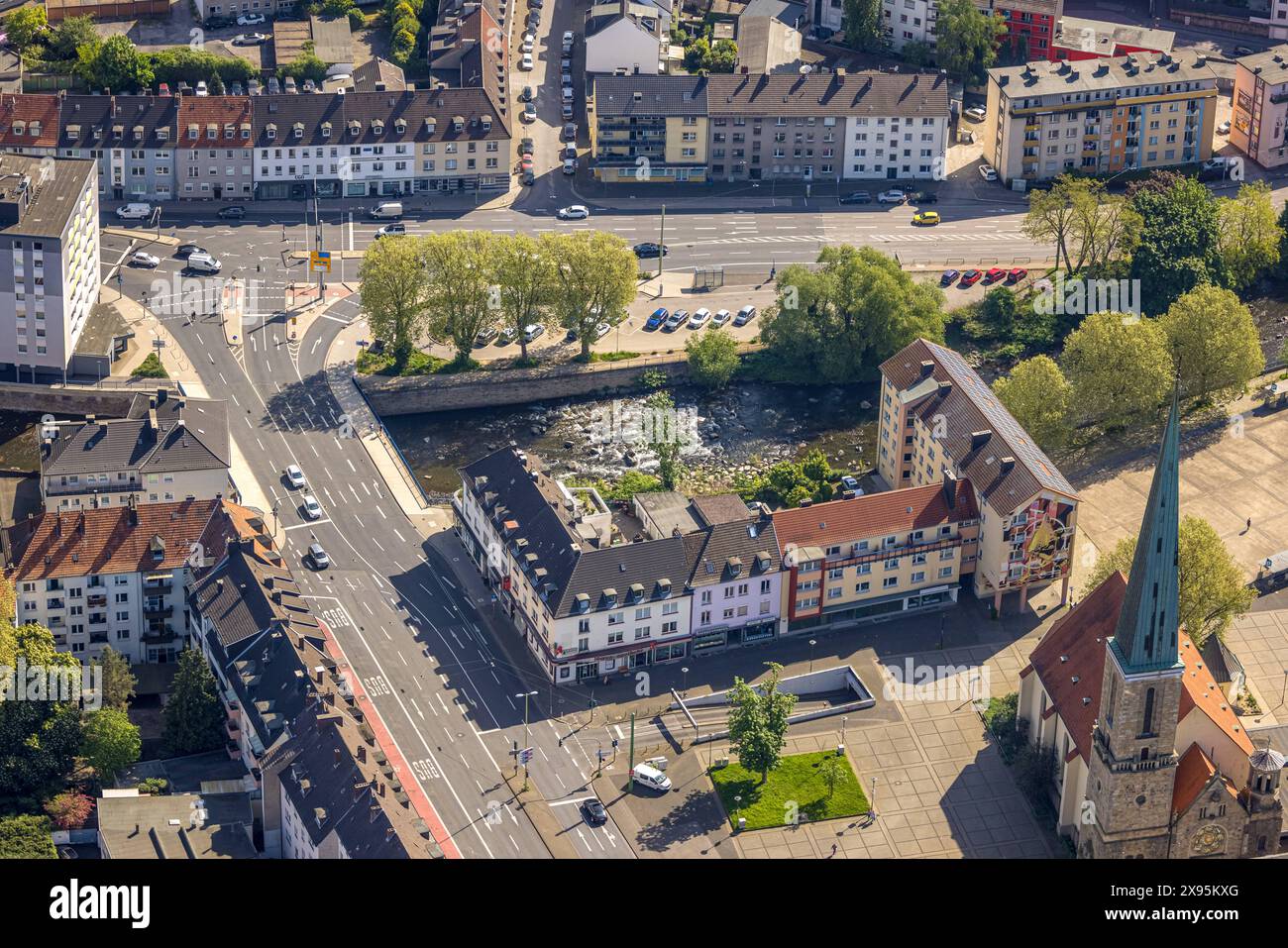 Luftbild, Wohngebiet an der Simson-Cohen-Brücke über den Fluss Volme, Abzweig Märkischer Ring und Volmestraße Bundesstraße B54, Johanniskirchplatz und Johanniskirche, Tiefgarageneinfahrt, Mittelstadt, Hagen, Ruhrgebiet, Nordrhein-Westfalen, Deutschland ACHTUNGxMINDESTHONORARx60xEURO *** Luftaufnahme, Wohngebiet an der Simson Cohen Brücke über die Volme, Anschlussstelle Märkischer Ring und Volmestraße B54, Johanniskirchplatz und Johanniskirche, Tiefgarageneingang, Innenstadt, Hagen, Ruhrgebiet, Nordrhein-Westfalen, Deutschland ATTENTIONxMINDESTHONORARx60xEURO Stockfoto