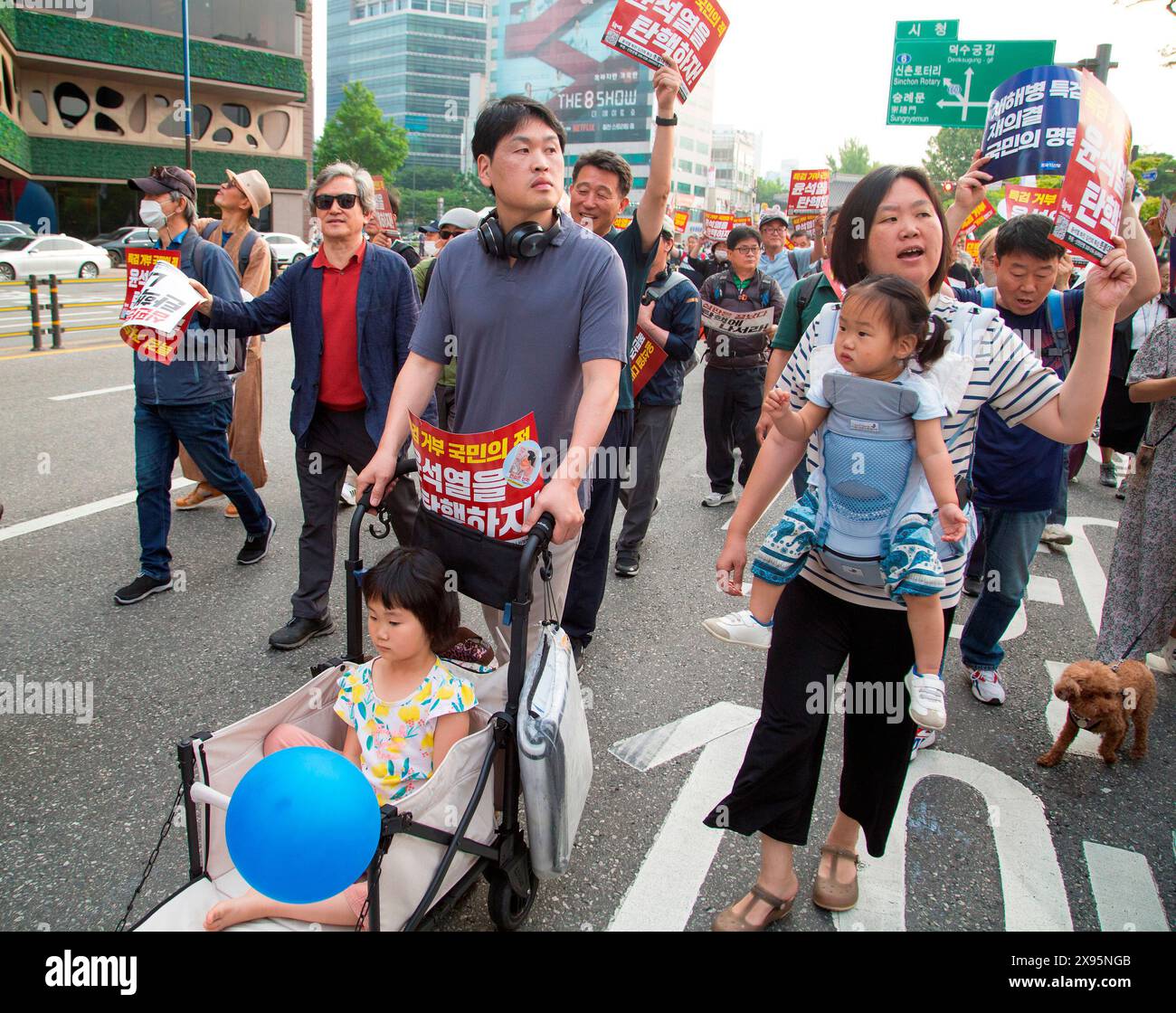 Protest fordert die Amtsenthebung von Präsident Yoon Suk-Yeol, 25. Mai 2024 : Südkoreaner fordern die Amtsenthebung von Präsident Yoon Suk-Yeol im Zentrum von Seoul, Südkorea. Tausende von Menschen nahmen an der Kundgebung Teil. Die Teilnehmer forderten Kim Keon-Hee, die Frau von Präsident Yoon, auf, Ermittlungen durch eine Sonderanwaltschaft zu akzeptieren, da sie darauf bestanden, dass die First Lady staatliche Angelegenheiten manipuliert hat. Die Streicher lesen: "Laß uns Yoon Suk-Yeol anklagen!" Quelle: Lee Jae-won/AFLO/Alamy Live News Stockfoto