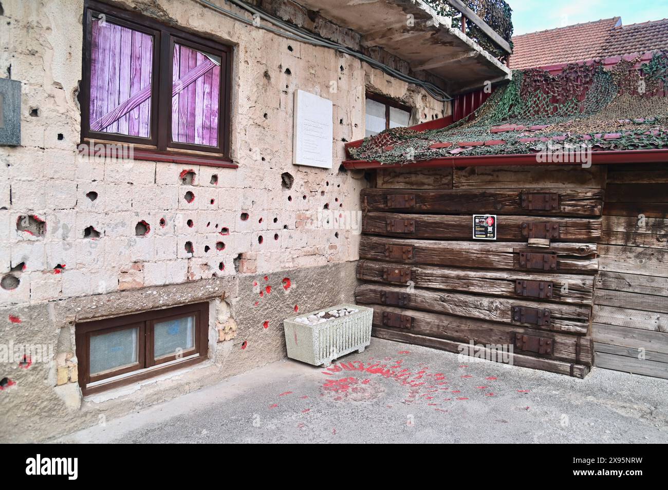 Sarajevo Rose, Symbol, das den Opfern bei der Belagerung von Sarajevo in Bosnien und Herzegowina Tribut zollt Stockfoto