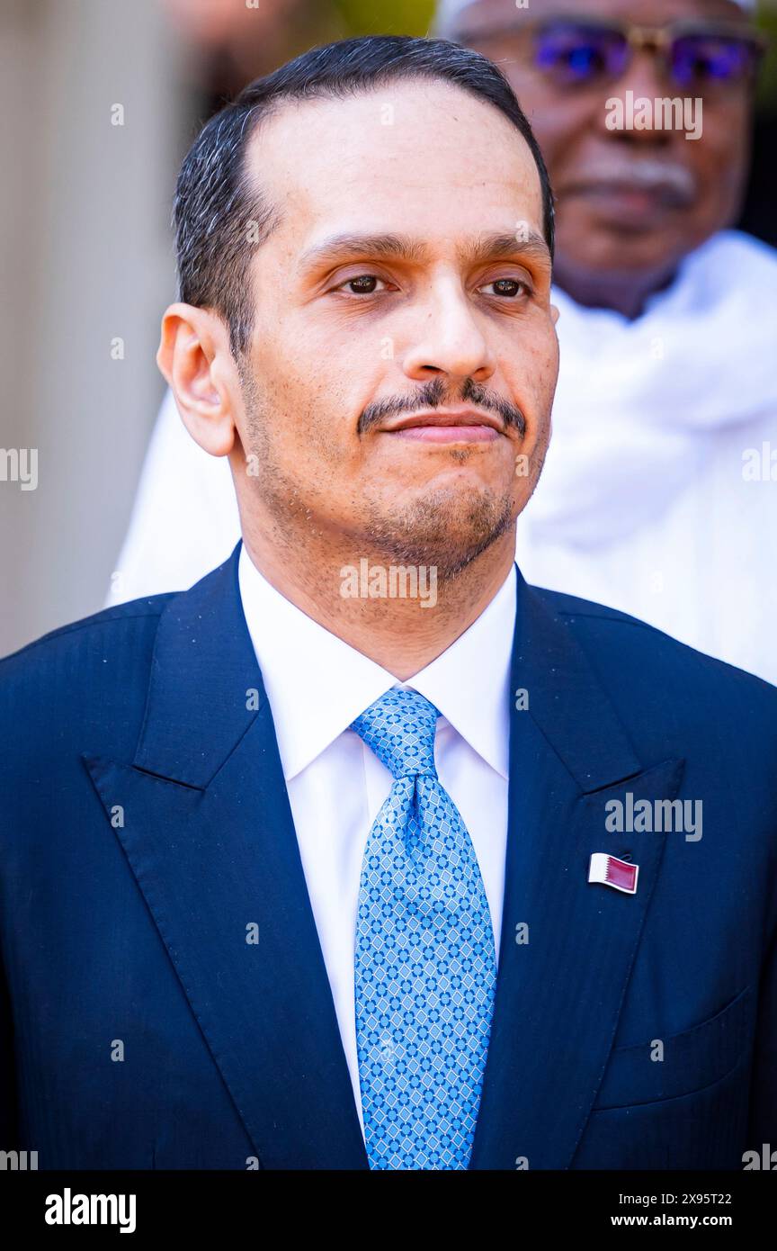 Scheich Mohammed bin Abdulrahman bin Jassim Al Thani, Premierminister von Katar, wurde während des Treffens mit einer Gruppe von Ministern aus arabischen Ländern mit dem spanischen Premierminister Pedro Sanchez im offiziellen Sitz der spanischen Regierung im Palacio de la Moncloa gesehen. Die Themen des vom spanischen Premierminister organisierten Treffens werden neben dem aktuellen Konflikt in Gaza die Anerkennung des Staates Israel durch einen Teil der Länder sein, die ihn noch nicht haben, als notwendige Maßnahme zur Friedensförderung im Nahen Osten. Stockfoto