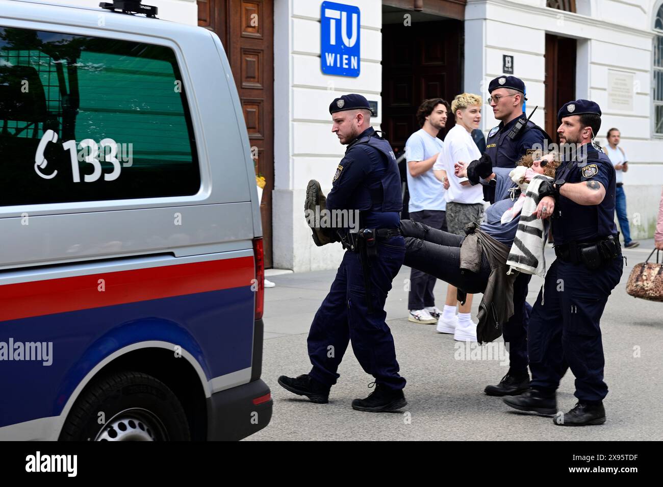 Wien, Österreich. 29. Mai 2024. Die Polizei bricht das pro-palästinensische Protestlager vor der TU (TU Wien) auf. Quelle: Franz Perc/Alamy Live News Stockfoto