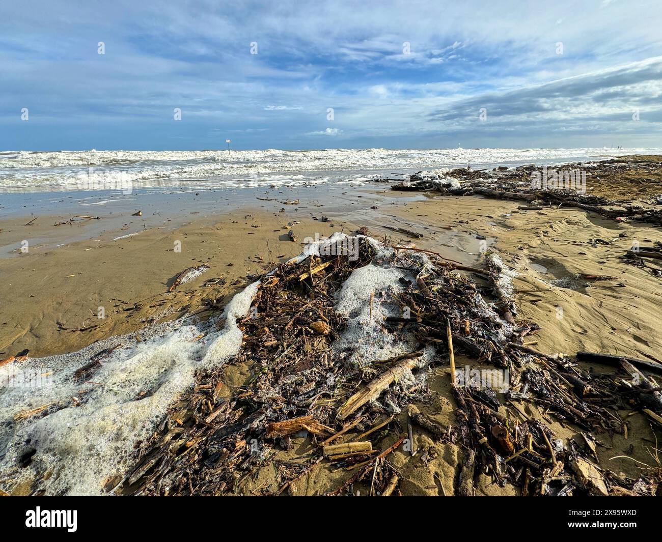 Lido di Jesolo, Italien - 2. Mai 2024: Verschmutzter Strand durch das Meer nach einem Sturm. Schmutz und Plastik vom Meer gespült im Ferienort Lido di Jesolo in Italien *** verschmutzter Strand am Meer nach einem Unwetter. Aus dem Meer wurde Dreck und Plastik angespült am Urlaubsort Lido di Jesolo in Italien Stockfoto