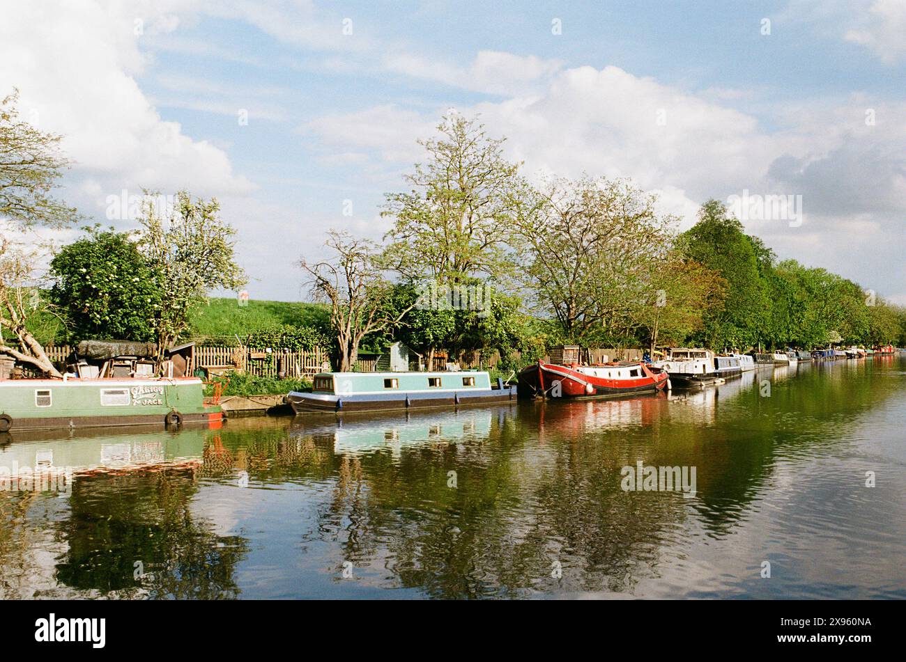 Der Fluss Lea im Frühling in der Nähe von South Tottenham, London UK, mit Schmalbooten Stockfoto