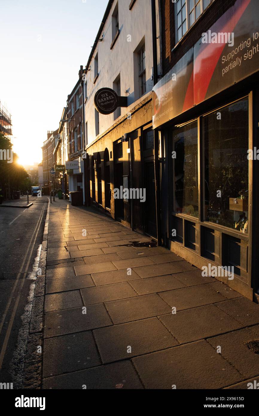 Frühmorgendliches Licht an der Vorderseite von Gebäuden in Hockley Nottingham City, Nottinghamshire England Großbritannien Stockfoto