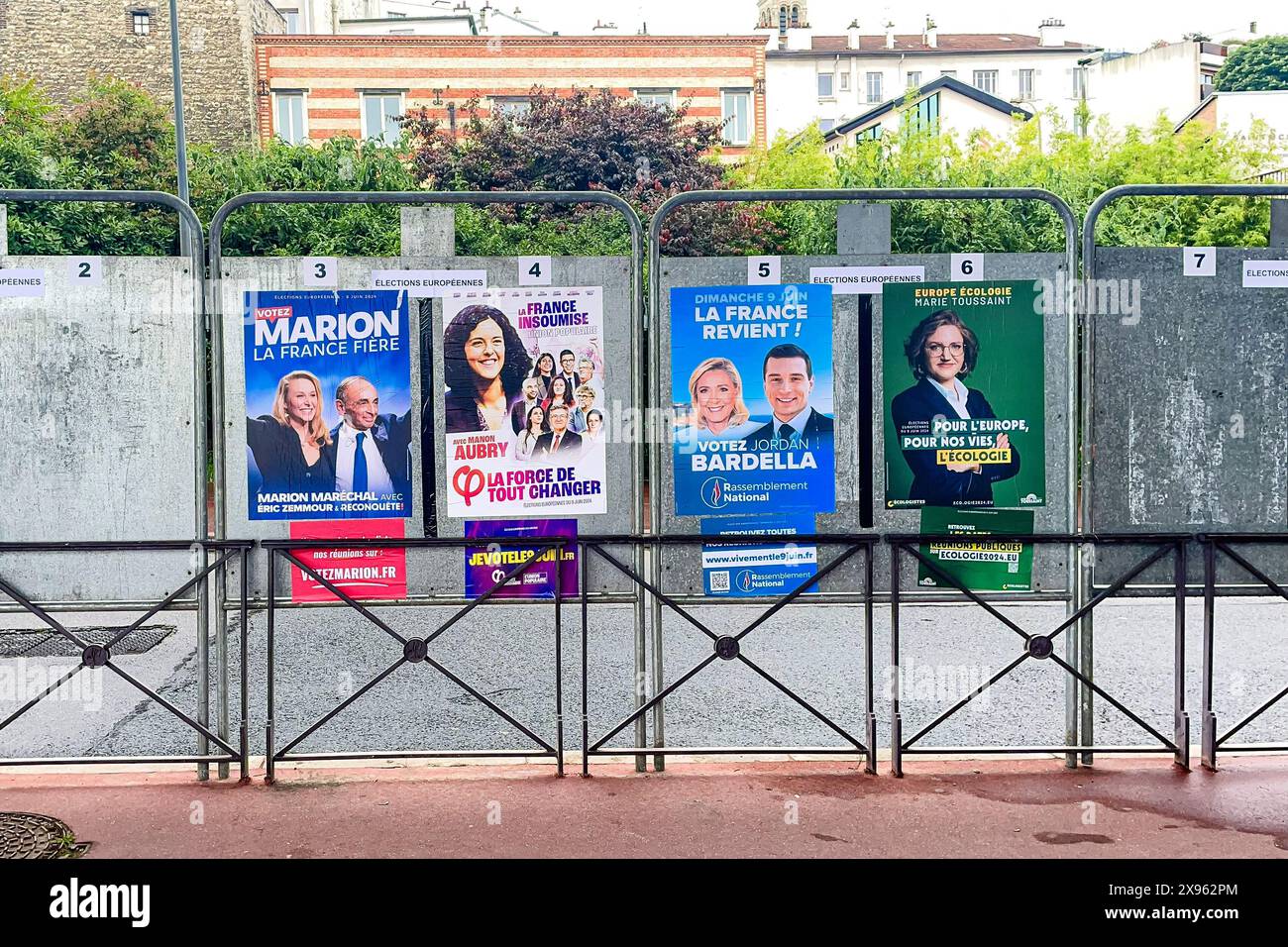 Paris, Frankreich. Mai 2024. Plakate für die Europawahlen 2024 hängen an einer Bushaltestelle in Paris, Frankreich. Frank Molter/Alamy Live News Stockfoto