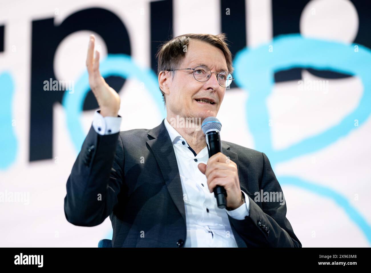 Berlin, Berlin, Deutschland. Mai 2024. KARL LAUTERBACH, Bundesgesundheitsminister im Gespräch mit JOHNNY HAEUSLER: "Wie geht es uns heute?" auf der re:publica 2024 unter dem Motto "Wer kümmert sich?" am Bahnhof Berlin. (Kreditbild: © Andreas Stroh/ZUMA Press Wire) NUR REDAKTIONELLE VERWENDUNG! Nicht für kommerzielle ZWECKE! Stockfoto