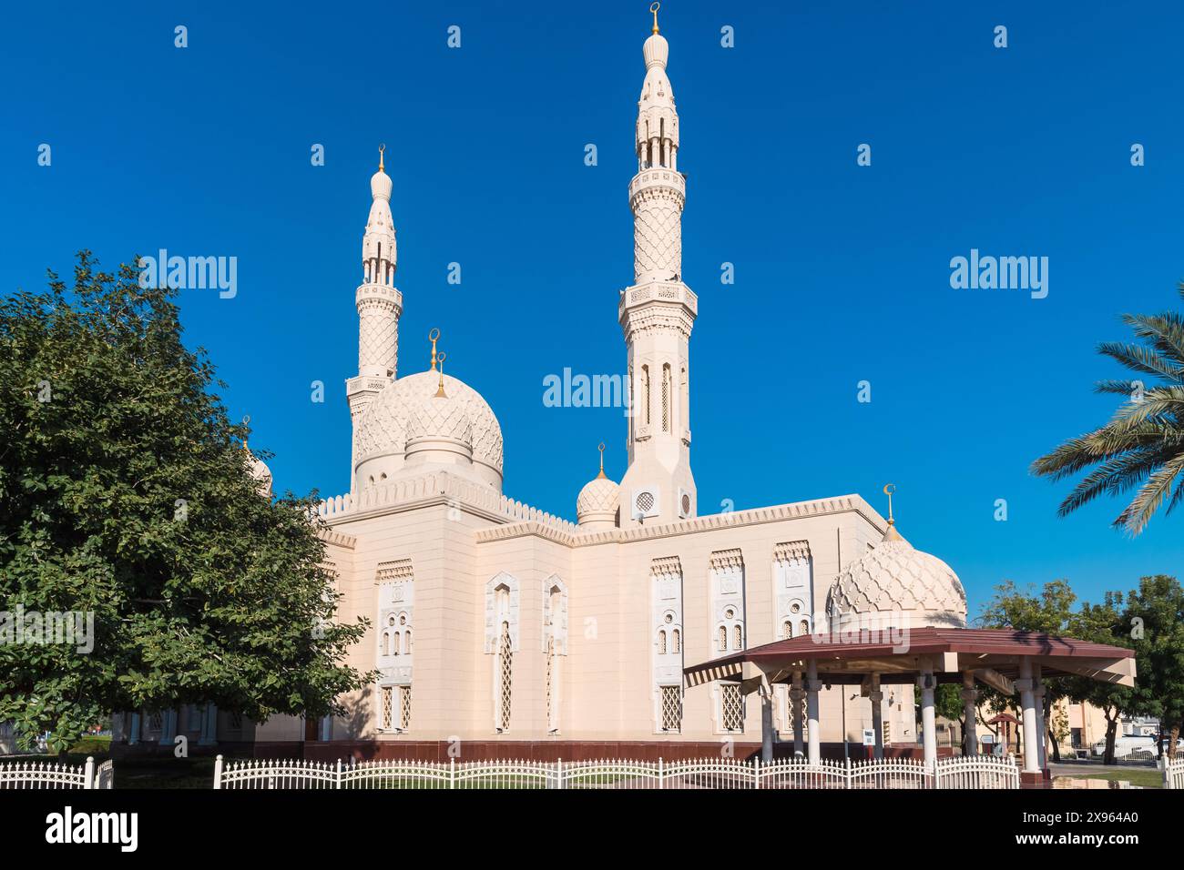 Dubai, VAE - 6. Januar 2024: Die komplexe Architektur einer antiken Moschee steht unter dem klaren blauen Himmel in Old Dubai und zeigt die Reichen der Stadt Stockfoto