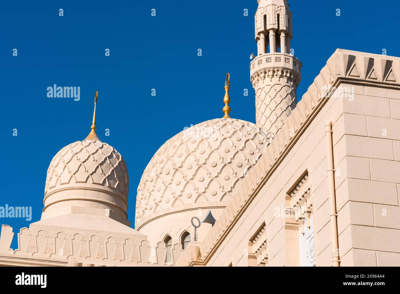 Dubai, VAE - 6. Januar 2024: Die komplexe Architektur einer antiken Moschee steht unter dem klaren blauen Himmel in Old Dubai und zeigt die Reichen der Stadt Stockfoto