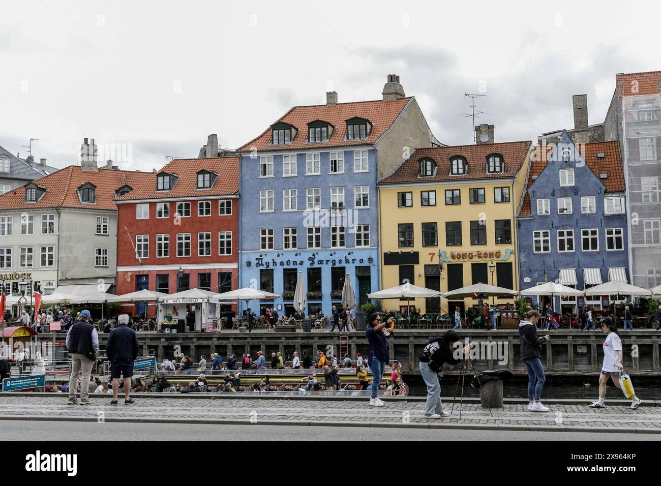 Kopenhagen, Dänemark. Mai 2024. Die Menschen machen Fotos mit Blick auf die Gegend von Nyhavn ñ, einem beliebten Touristenort, der für seine farbenfrohen historischen Häuser, Bars, Restaurants und Boote bekannt ist. Kopenhagen belegt bei der Mercer Quality of Living Survey 2023 weltweit den vierten Platz. Eine stabile Wirtschaft, ausgezeichnete Bildungsangebote und hohe soziale Sicherheit machen es für Einheimische und Touristen attraktiv. Kopenhagen ist auch eine der teuersten Städte der Welt und ein beliebtes Touristenziel. (Foto: Volha Shukaila/SOPA Images/SIPA USA) Credit: SIPA USA/Alamy Live News Stockfoto