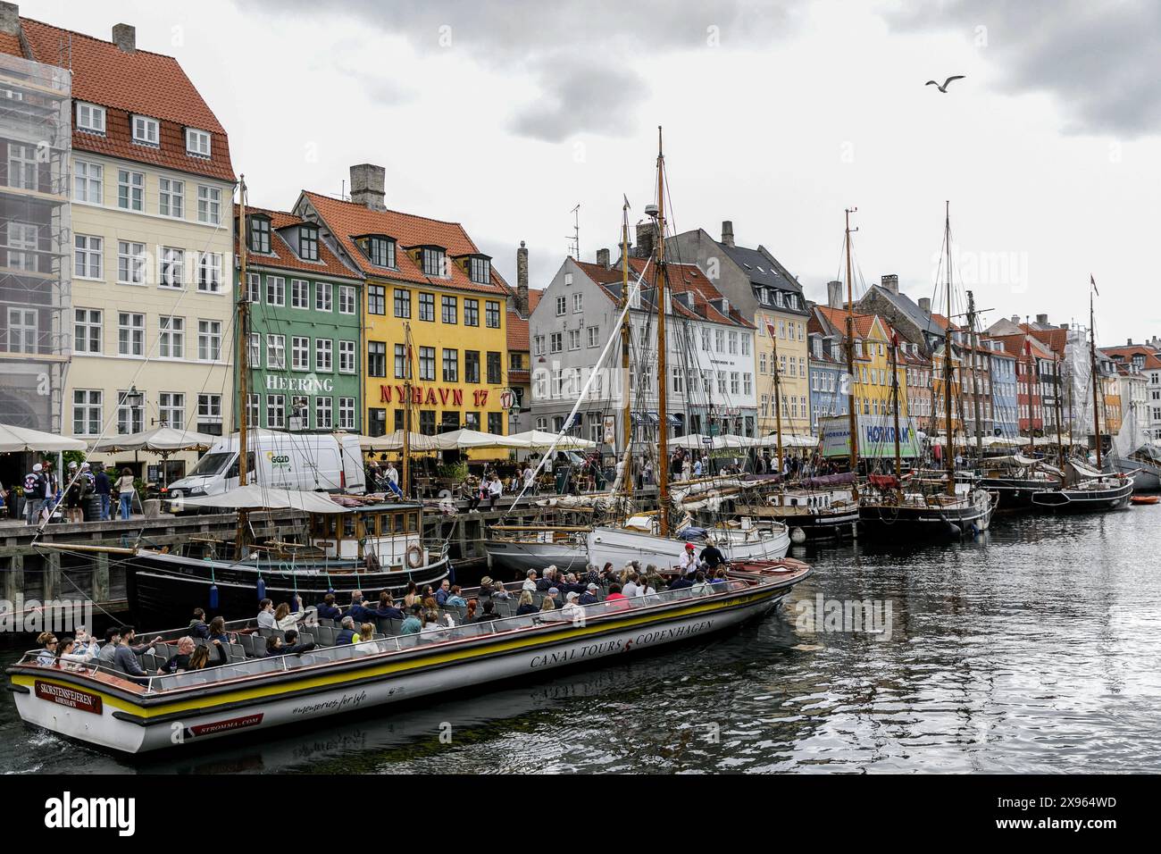 Kopenhagen, Dänemark. Mai 2024. Ein Boot mit Touristen segelt entlang des Kanals in der Gegend von Nyhavn ñ, einem beliebten Touristenort, der für seine farbenfrohen historischen Häuser, Bars, Restaurants und Boote bekannt ist. Kopenhagen belegt bei der Mercer Quality of Living Survey 2023 weltweit den vierten Platz. Eine stabile Wirtschaft, ausgezeichnete Bildungsangebote und hohe soziale Sicherheit machen es für Einheimische und Touristen attraktiv. Kopenhagen ist auch eine der teuersten Städte der Welt und ein beliebtes Touristenziel. (Foto: Volha Shukaila/SOPA Images/SIPA USA) Credit: SIPA USA/Alamy Live News Stockfoto