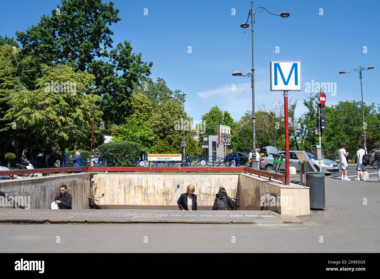 Bucarest, Rumänien. Mai 2024. Blick auf den Eingang der U-Bahn-Station Unirii Square im Stadtzentrum Stockfoto